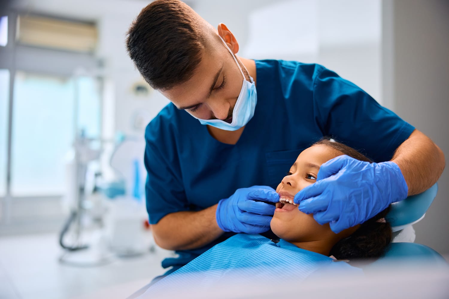 Apa Sebab Gigi Susu Belum Tanggal Atau Lambat Tanggal? 1 Black little girl having her teeth examined by a d 2024 12 13 18 30 25 utc 1
