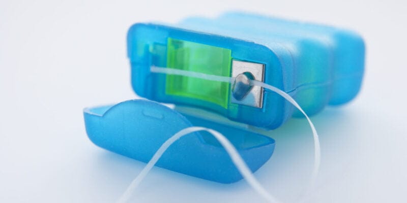 Dental Floss Types: Which Is Right For Your Teeth? 2 Tooth floss 12 800x400 1