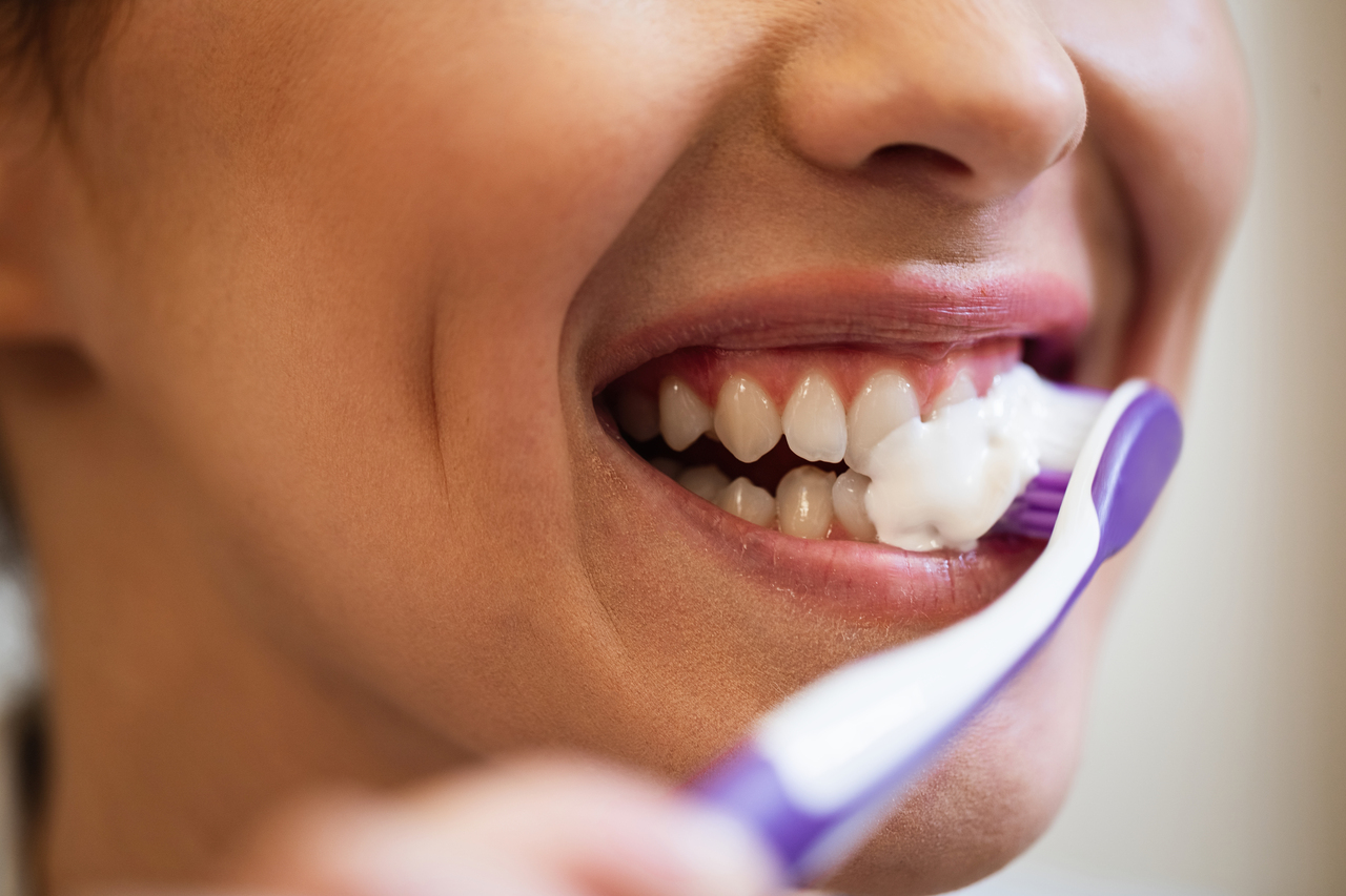 Woman brushing teeth wanita berus gigi